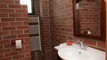 Douche, sĂšche-cheveux, serviettes fournies, savon