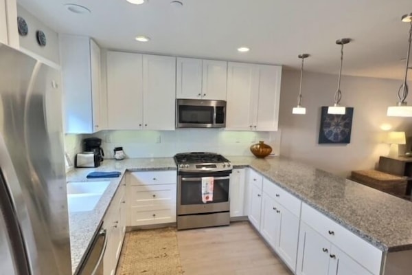 KĂŒhlschrank, Mikrowelle, Ofen, Herdplatte