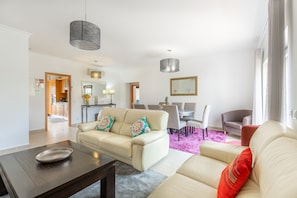 TV - 3 bedroom apartment in Porto de mós, Lagos close to the beach (Lagos)