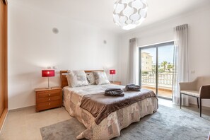 3 chambres, fer et planche à repasser, Wi-Fi gratuit, draps fournis