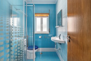 Dusche, Haartrockner, Bidet, Handtücher