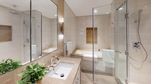 Apartamento familiar | Baño | Secador de pelo, toallas, jabón y champú