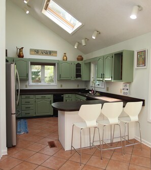 Réfrigérateur, micro-ondes, plaque de cuisson, lave-vaisselle