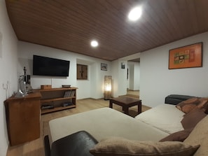 2 chambres, bureau, fer et planche à repasser, lit de bébé portatif