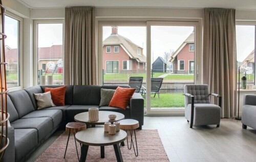 Grutte Pier is een 10 persoons , kind vriendelijke watervilla.