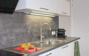 Fridge, microwave, dishwasher, coffee/tea maker - Lytse Lies 10 person child friendly water villa. (Idskenhuizen)