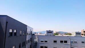 Un edificio moderno con varios pisos y techo plano.