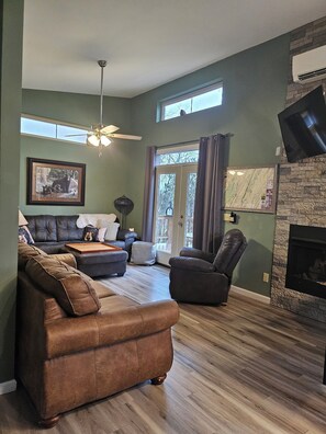 TV connectée, cheminée, livres