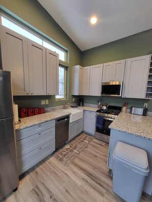 Fridge, microwave, oven, stovetop -  2 bd 2bth, Thomas, WV, near Canaan and Davis, WV skiing, trails, State Parks  (Thomas)