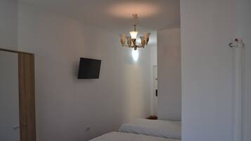 Basic-Einzelzimmer, 1 Einzelbett, Kühlschrank, Stadtblick (Single Room) | Minibar, individuell dekoriert, individuell eingerichtet, Schreibtisch