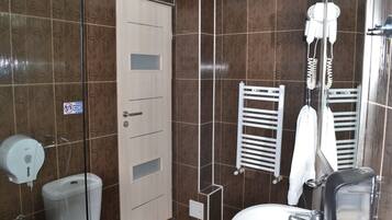 Basic-Einzelzimmer, 1 Einzelbett, Kühlschrank, Stadtblick (Single Room) | Badezimmer | Duschwanne, Regendusche, Haartrockner, Handtücher