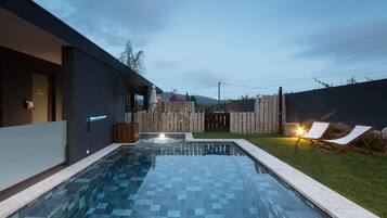 8 outdoor pools