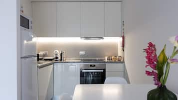 Casa da Albina | Cocina privada | Frigorífico, microondas, horno y placa de cocina