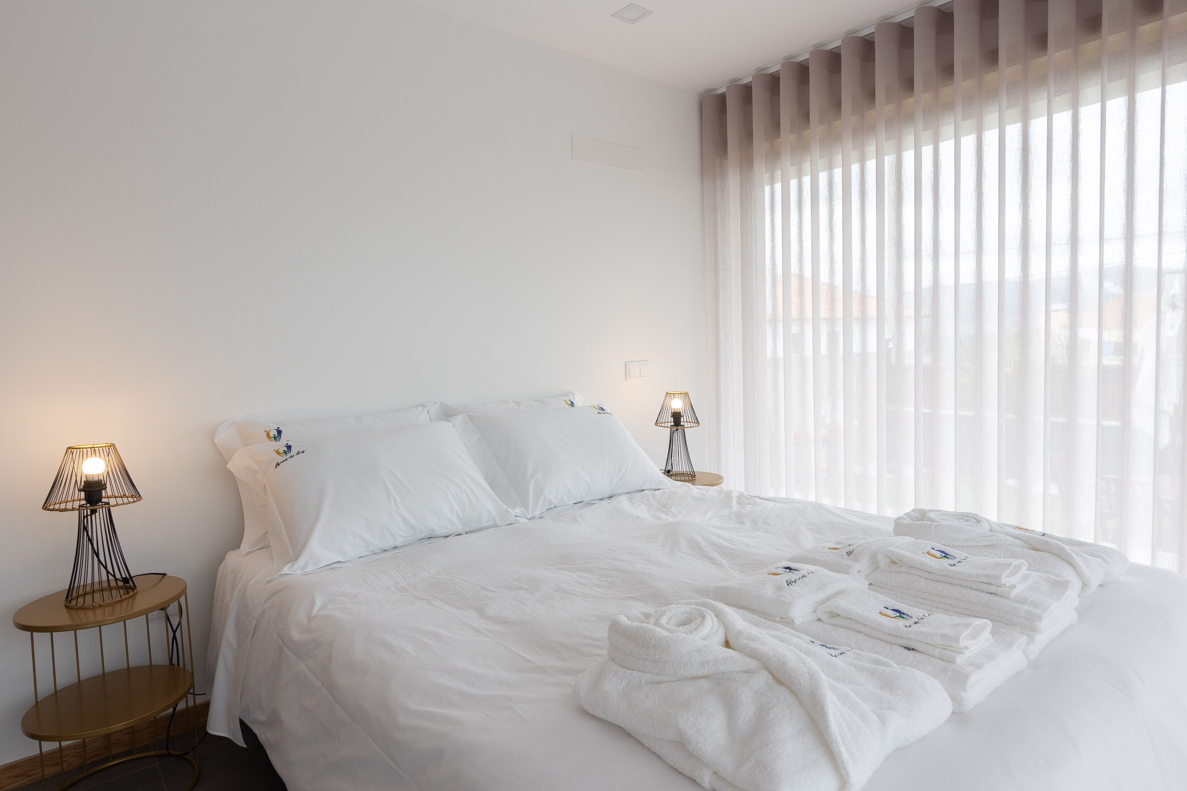 2 makuuhuonetta, ylelliset vuodevaatteet, untuvapeitot