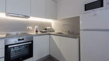 Casa do Zé | Cocina privada | Frigorífico, microondas, horno y placa de cocina
