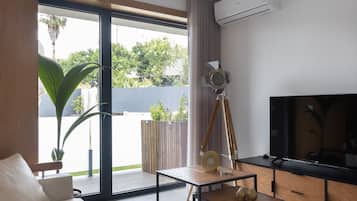 32-inch Smart TV with cable channels, TV, Netflix