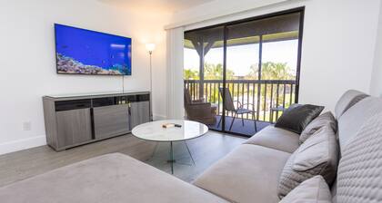 Bass & Sun Modern & Pool View !!! 2/2 Bedroom