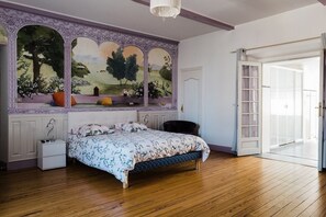 7 bedrooms, desk, iron/ironing board, travel cot