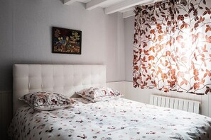 7 bedrooms, desk, iron/ironing board, travel crib