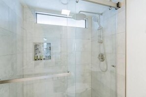 Ensemble douche/baignoire, sèche-cheveux, serviettes fournies