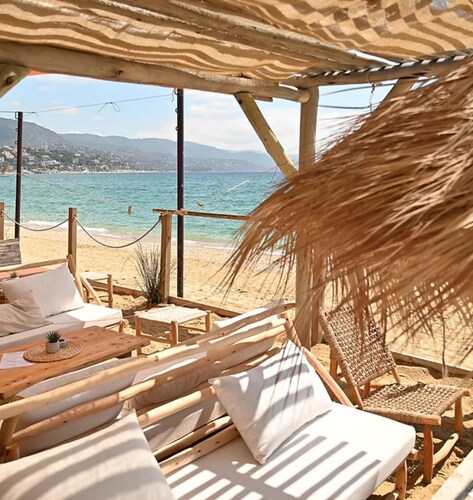 Beautiful studio with airco cabin 4pers view and sea front. 
WIFI and Parking