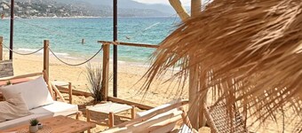 Beautiful studio with airco cabin 4pers view and sea front. 
WIFI and Parking