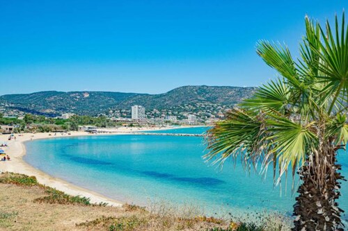 Beautiful studio with airco cabin 4pers view and sea front. 
WIFI and Parking