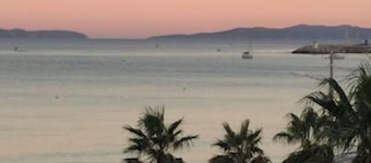 Beautiful studio with airco cabin 4pers view and sea front.
WIFI and Parking