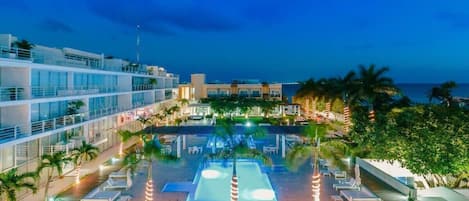 Una piscina al aire libre