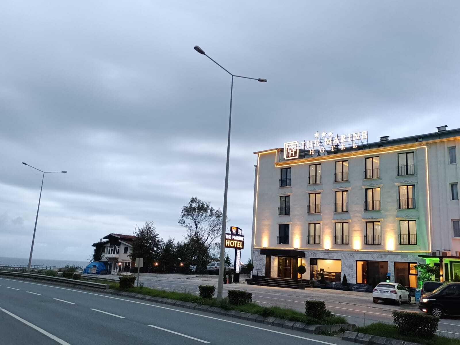 Un hotel con un cartel que dice "The Marne Hotel" y una calle delante.