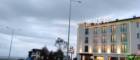 Un hotel con un cartel que dice "The Marne Hotel" y una calle delante.