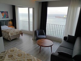 Quarto quádruplo família | Frigobar, espaço de trabalho para notebook, quartos à prova de som