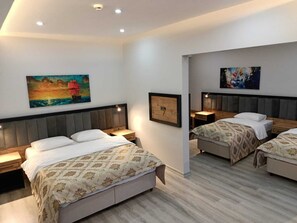 Chambre Quadruple Familiale | Minibar, espace de travail pour ordinateur portable