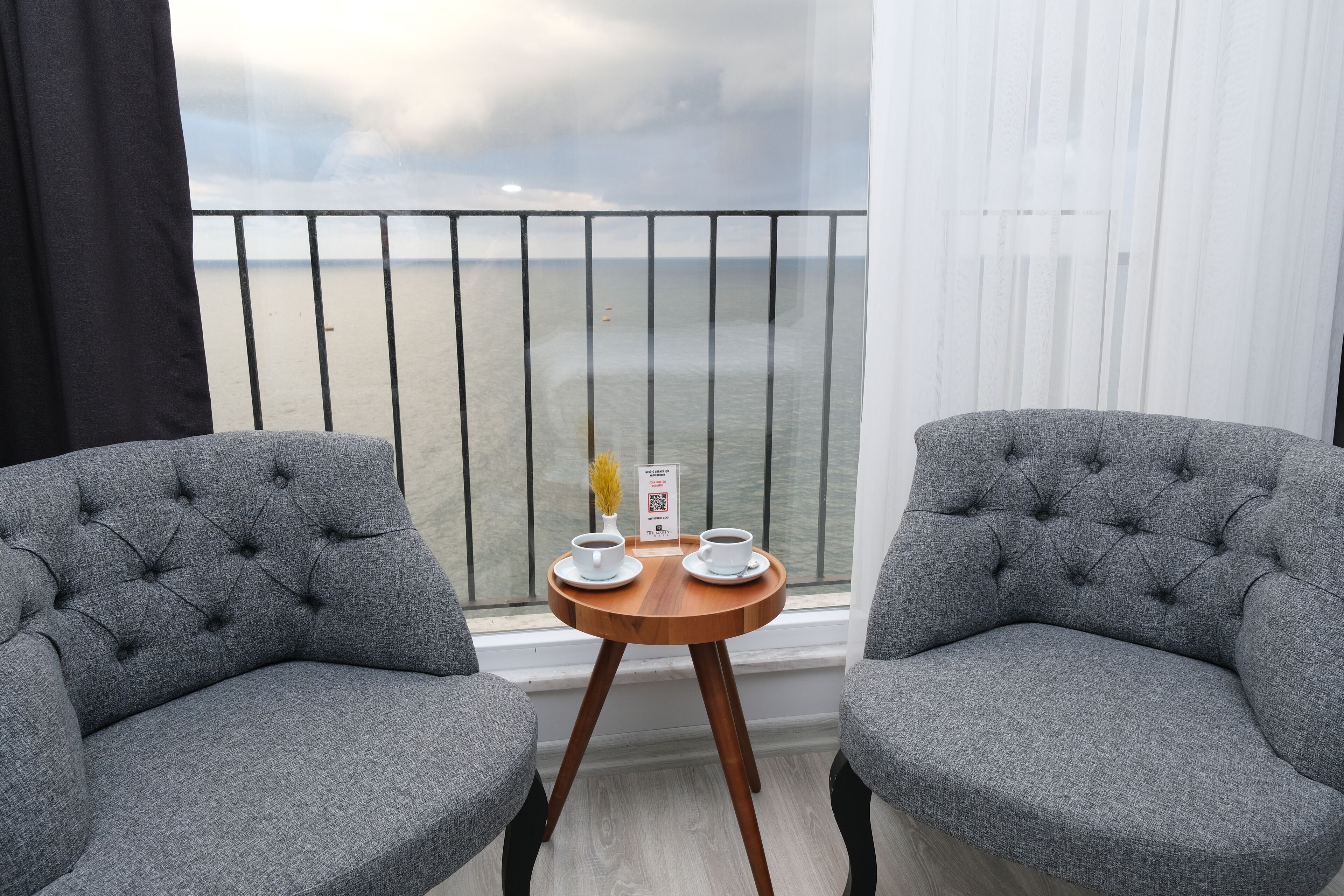 Minibar, espacio para trabajar con laptop, insonorización y wifi gratis 