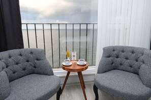 Minibar, espacio para trabajar con laptop, insonorización y wifi gratis