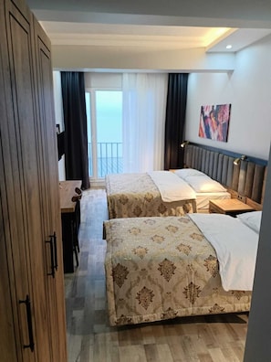 Chambre triple | Minibar, espace de travail pour ordinateurs portables