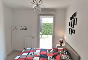 3 quartos, cofres nos quartos, escrivaninha