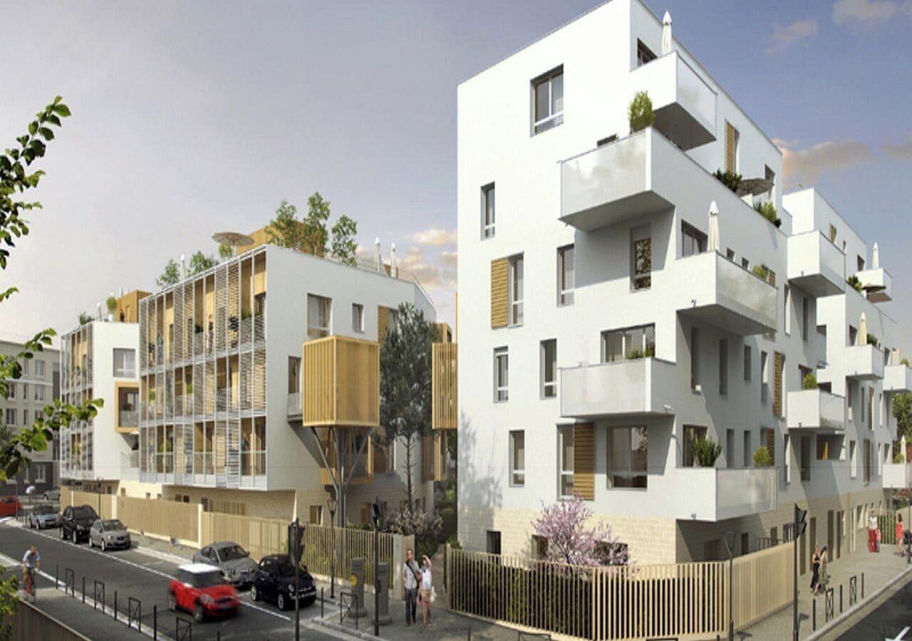 Un edificio residencial moderno con varios balcones, vista a la calle y automóviles estacionados.