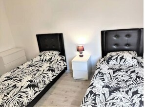 3 soverom, safe på rommet, skrivebord og strykejern/-brett
