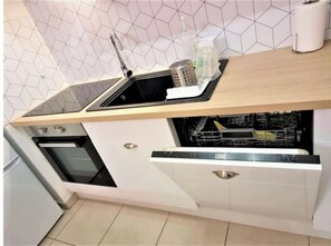 Réfrigérateur, micro-ondes, four, plaque de cuisson