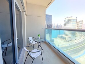 Design Studio | Balcony - SuperHost - Elite Studio With Balcony Overlooking the Canal (Dubai)