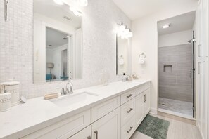 Shower, hair dryer, towels - Great summer deals! Golf cart & bikes included! Steps to pool, close to beach (Santa Rosa Beach)
