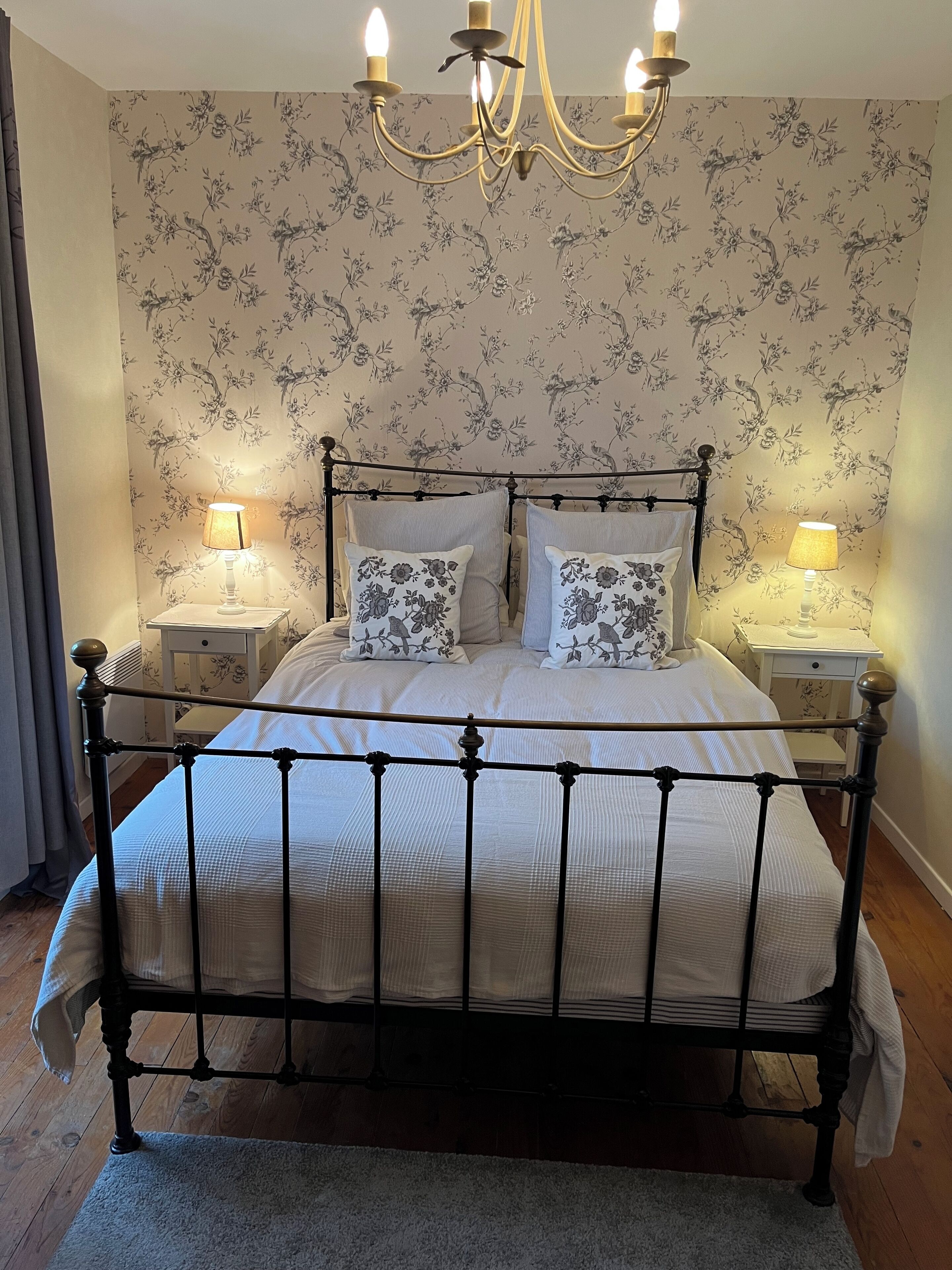 2 slaapkamers, een strijkplank/strijkijzer, reisbedje, gratis wifi