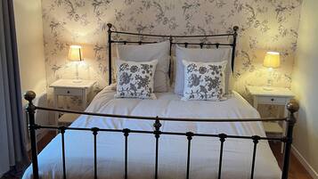 2 slaapkamers, een strijkplank/strijkijzer, reisbedje, gratis wifi