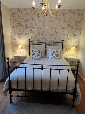 2 bedrooms, iron/ironing board, travel cot, free WiFi - Canal View, superb gîte, Heated Pool near Carcassonne  next to Canal du Midi.  (Marseillette)