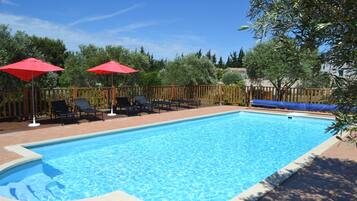 Een buitenzwembad en een verwarmd zwembad