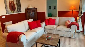 Fernseher, Kamin, Bücher