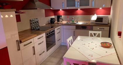 Romatische Wohnung auf dem Land mit Loggia, Saunabereich, Garten, Teich, Pferde