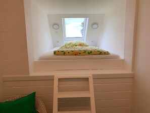 2 bedrooms, in-room safe, iron/ironing board, travel cot - Romatic apartment in the countryside with loggia, sauna area, garden, pond, horses (Güby)