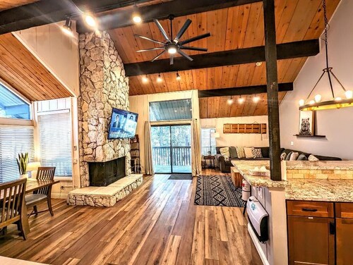 Close to the Slopes! Newly Renovated Townhouse with Chic, and Modern Decor